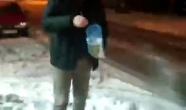 Dükkanının önündeki karlı kaldırımı temizlemek için bakın ne yaptı