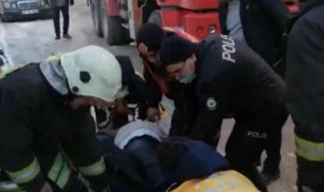 Dumandan etkilenen kadın sedye ile dışarı çıkarıldı