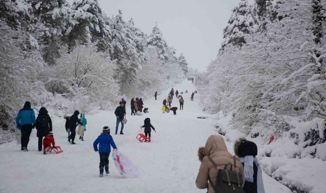 Dün karnelerini aldılar, bugün karla oynayarak stres attılar
