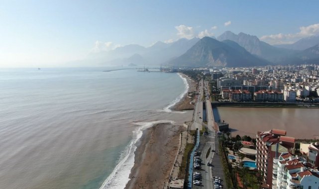 Dünyaca ünlü sahildeki çamur kirliliği havadan görüntülendi