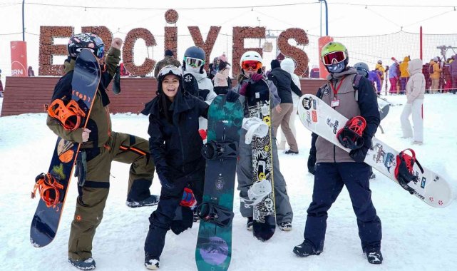 Dünyaca ünlü sanatçı Inna, Erciyes&#039;te kayak yaptı