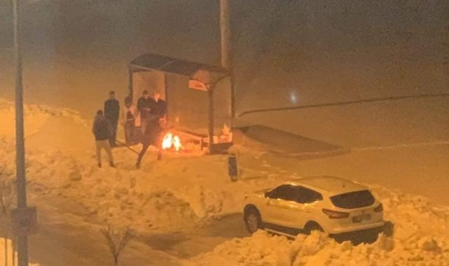 Durakta bekleyen gençler eksi 8 derecede ateş yakarak ısındı