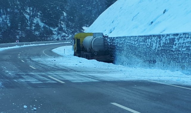 Dursunbey'de Buzlanma Kazaları da beraberinde getirdi