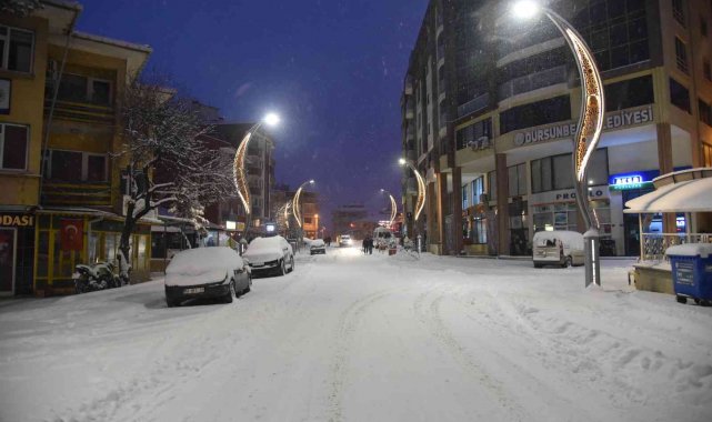 Dursunbey'de kar yağışı etkili oldu