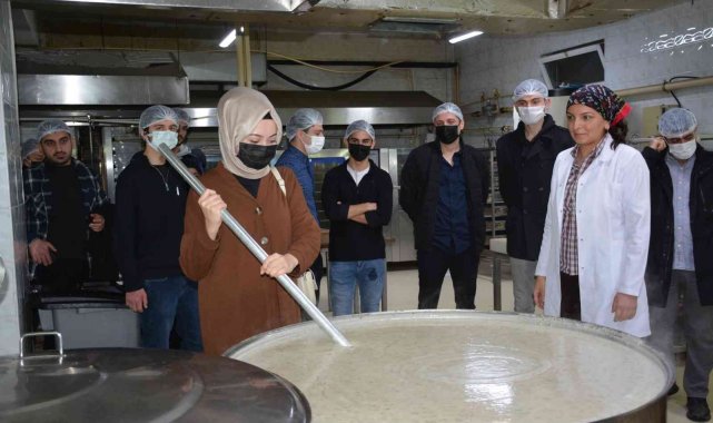 Düzce Üniversitesi öğrencileri açık mutfakta