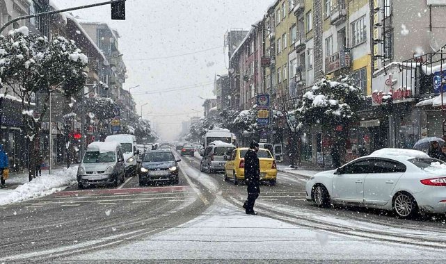 Düzce'de kar yağışı etkili oluyor