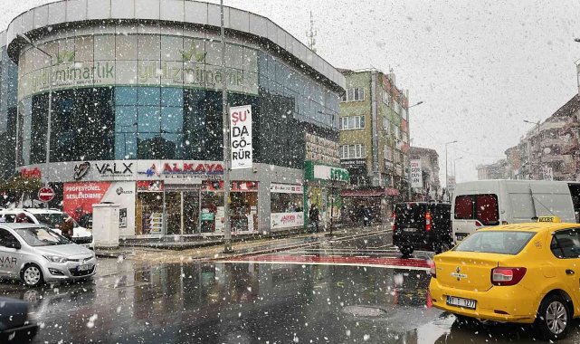 Düzce'de lapa lapa kar yağıyor