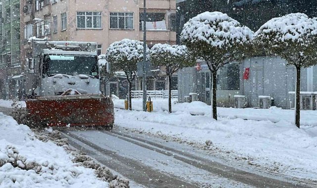Düzce'de yoğun kar yağışı devam ediyor