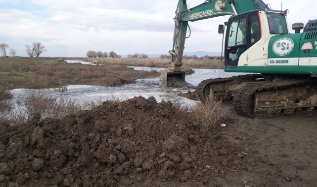 Eber Gölü'nün eski haline gelmesi için kaçak bentler açılmaya başlandı
