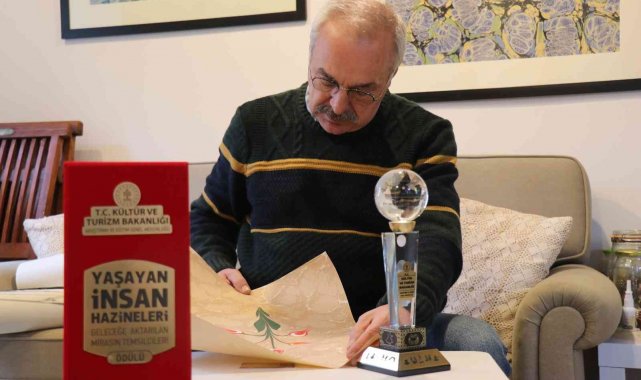 Ebru sanatını son üstadından öğrendi, şimdi gelecek nesillere aktarıyor