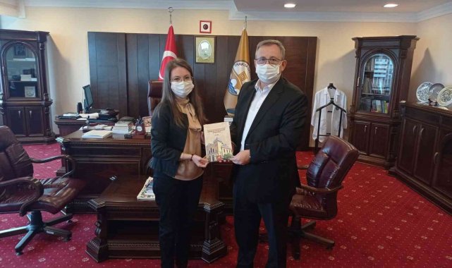Edirne'de doktora öğrencisi kitabını Rektör Tabakoğlu'na takdim etti