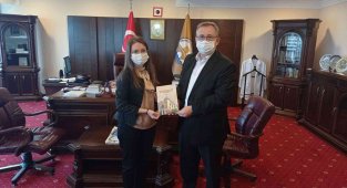 Edirne'de doktora öğrencisi kitabını Rektör Tabakoğlu'na takdim etti