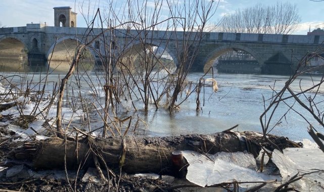Edirne'de nehirle birlikte çöpler de buz tuttu