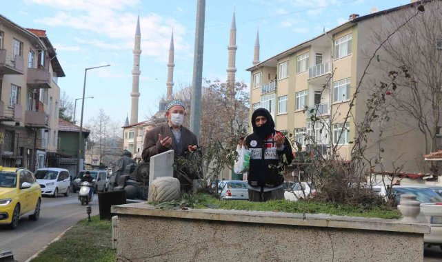 Edirne'de şaşırtan görüntü, cadde ortasındaki mezarlar dikkat çekiyor