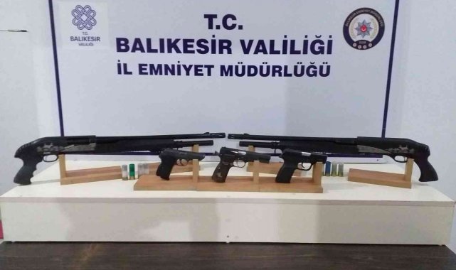 Edremit&#039;te çok sayıda silah ve uyuşturucu madde ele geçirildi