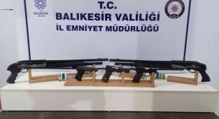 Edremit'te çok sayıda silah ve uyuşturucu madde ele geçirildi