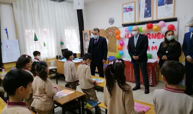 Edremit'te öğrencilere karnelerini Edremit Kaymakamı Ahmet Odabaş verdi