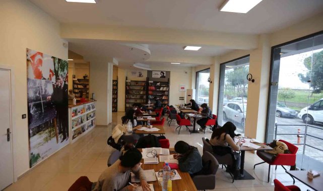 Efeler'in gençleri kitap kafelere akın ediyor