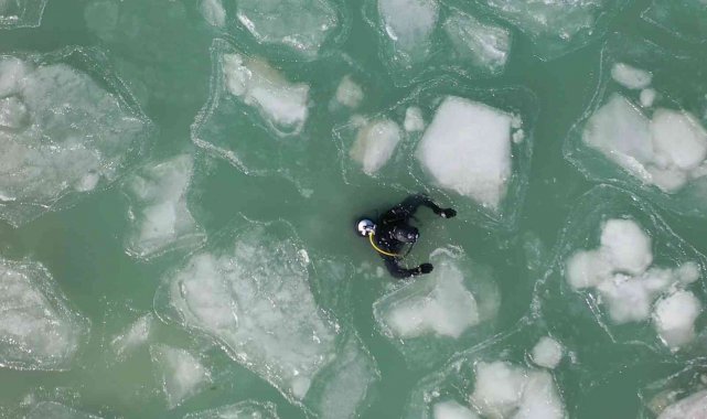 Eğirdir Gölü'nde sıfırın altında 17 derecede buzları kırıp dalış yaptılar
