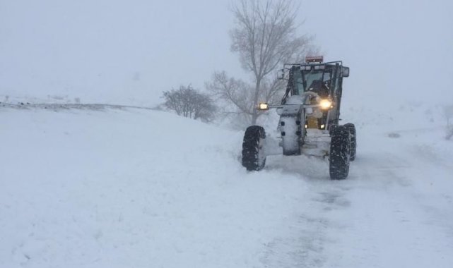 Ekipler ulaşıma kapalı köye ulaşınca vatandaş kime teşekkür edeceğini bilmedi