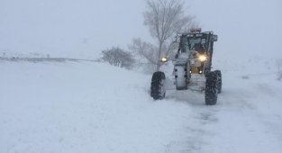 Ekipler ulaşıma kapalı köye ulaşınca vatandaş kime teşekkür edeceğini bilmedi