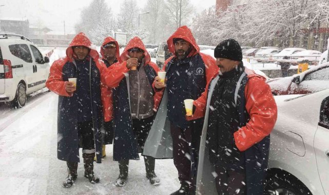 Ekiplere sıcak çorba ikramı