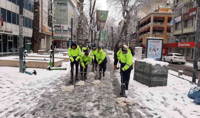 Ekiplerin karla mücadelesi sürüyor