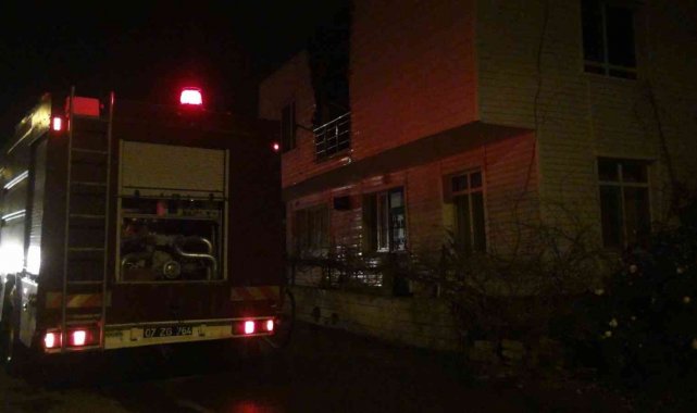 Ekmek almak için dışarı çıkan işitme engelli adamın evi, yangında küle döndü