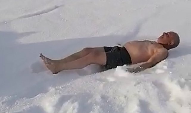 Eksi 16 derecede soyunup kara girdi