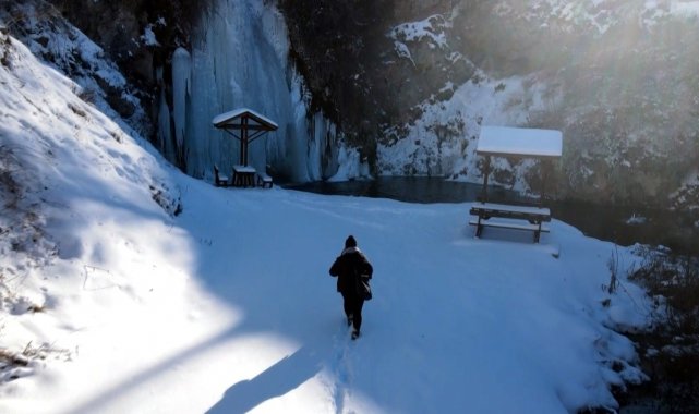 Eksi 20 derecede buz tutan şelale kartpostallık görüntüler oluşturdu