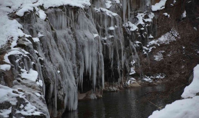 Eksi 20 dereceyi gören Şırnak'ta dev buz sarkıtları oluştu
