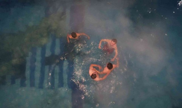 Eksi 6 derece soğuk havada termal havuzun keyfini çıkardılar