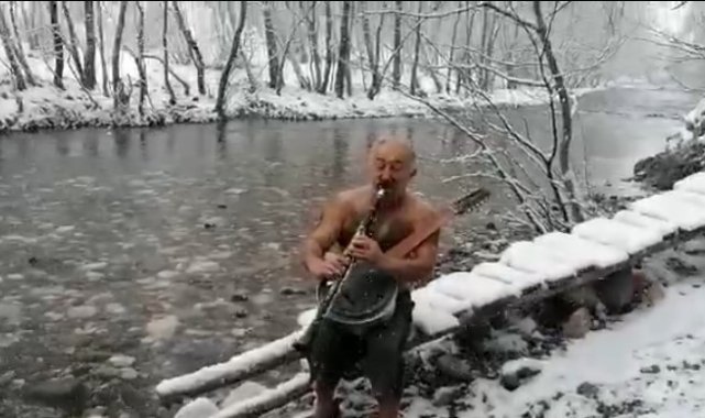 Eksi 6 derecede şort giyip kar altında türkü söyledi