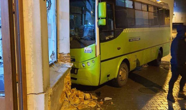 El freni çekilmeyen yolcu minibüsü kıraathane duvarına çarptı