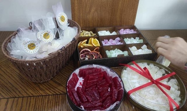 El yapımı ürünlerini kaymakam ve belediye başkanına hediye ettiler