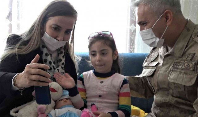 Elazığ depreminin simgesi 'Yüsra Bebek' büyüdü, kendisini kurtaran jandarma ile ilk kez görüştü