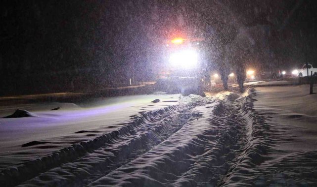 Elazığ'da, 150 personel ve 64 araçla yol açma çalışmaları sürüyor