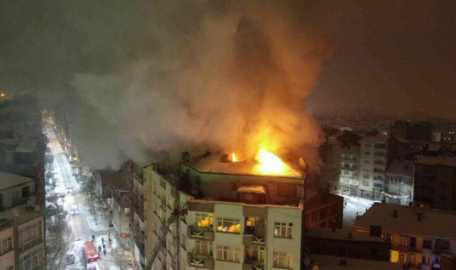 Elazığ'da 6 katlı binada korkutan yangın, ekiplerin müdahalesi sürüyor