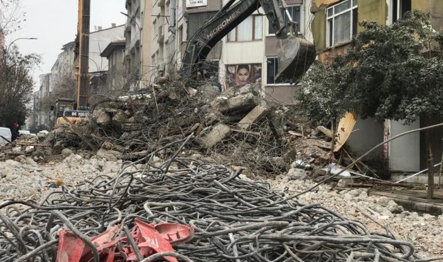 Elazığ&#039;da ağır hasarlı binaların yıkımı sürüyor