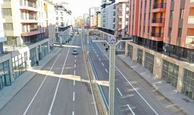 Elazığ'da bulvarlar yenilenerek depremin izleri siliniyor