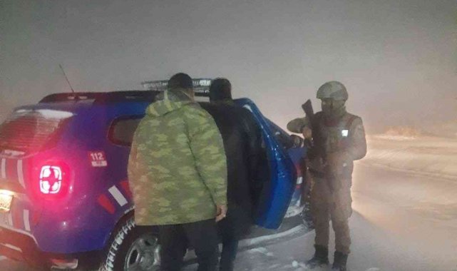 Elazığ'da jandarma ekipleri yolda mahsur kalan 5 vatandaşın imdadına yetişti