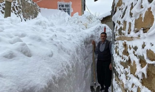 Elazığ'da kar kalınlığı 2 buçuk metreyi buldu, komşularına gitmek için tünel açtılar