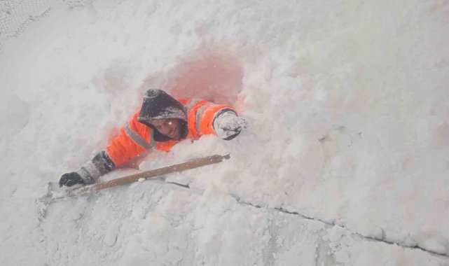 Elazığ'da kar kalınlığı insan boyuna yaklaştı