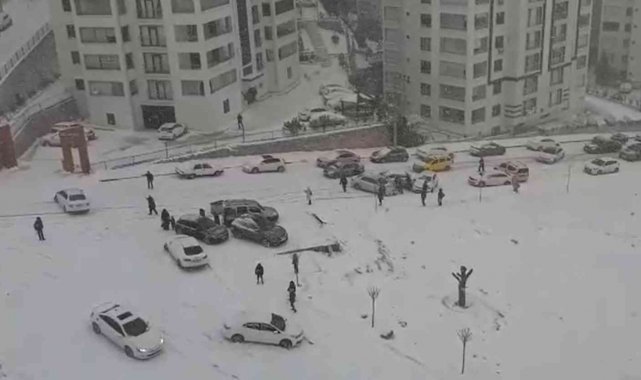 Elazığ'da kar yağışı etkili oldu, rampada kayan araçlar birbirine çarptı