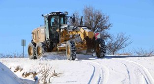 Elazığ'da karla mücadele sürüyor