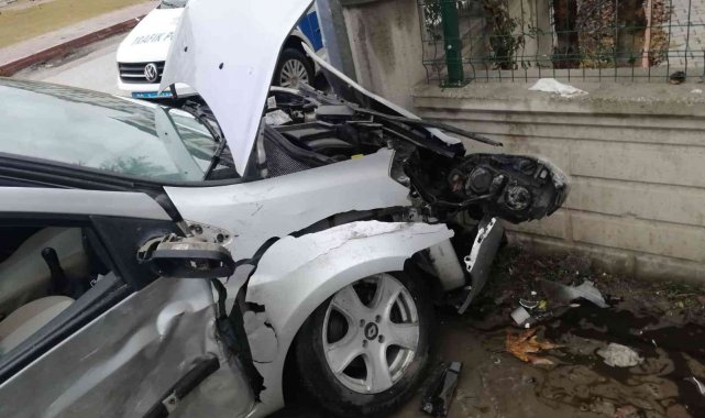Elazığ&#039;da kaza yapan otomobil duvara çarparak durabildi: 2 yaralı