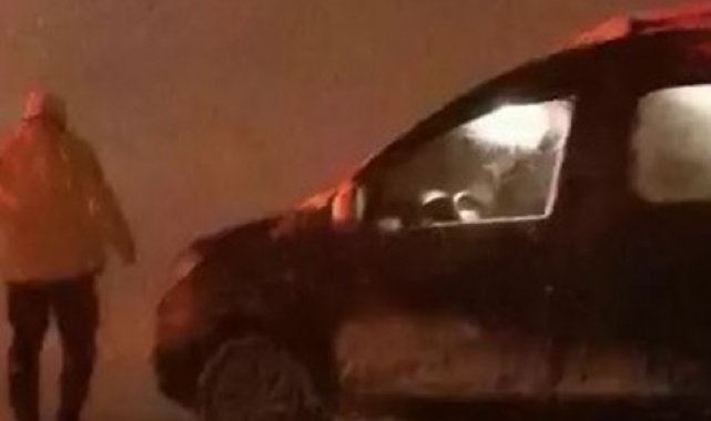 Elazığ&#039;da mahsur kalan vatandaşların imdadına polis ekipleri yetişti