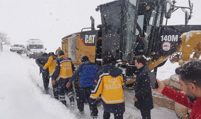 Elazığ'da mahsur kalan yaşlı hastanın yardımına sağlık ekipleri yetişti