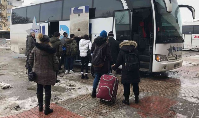 Elazığ'da otobüs seferlerinin açılmasıyla vatandaşlar otogara akın etti