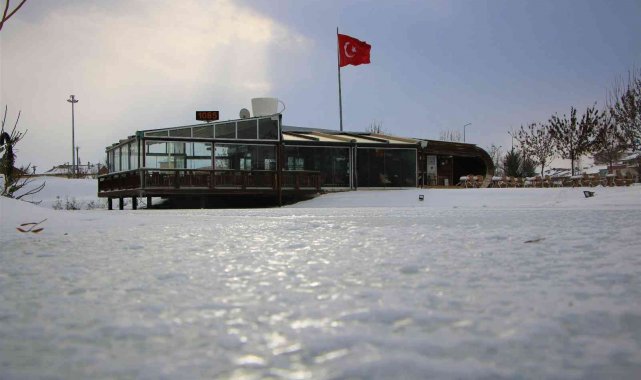 Elazığ'da süs havuzları dondu, ortaya kartpostallık görüntüler çıktı